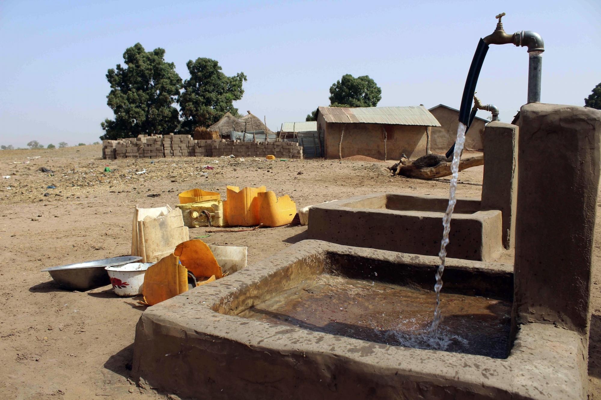Imagen de archivo de agua potable en una aldea africana de Gambia. (EFE)