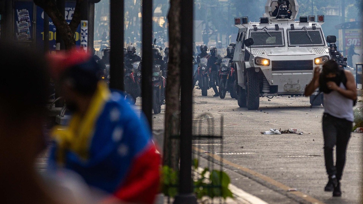Fotografía de manifestantes durante enfrentamientos entre opositores y miembros de la Guardia Nacional Bolivariana (GNB), por los resultados de las elecciones presidenciales, en Caracas. (EFE)