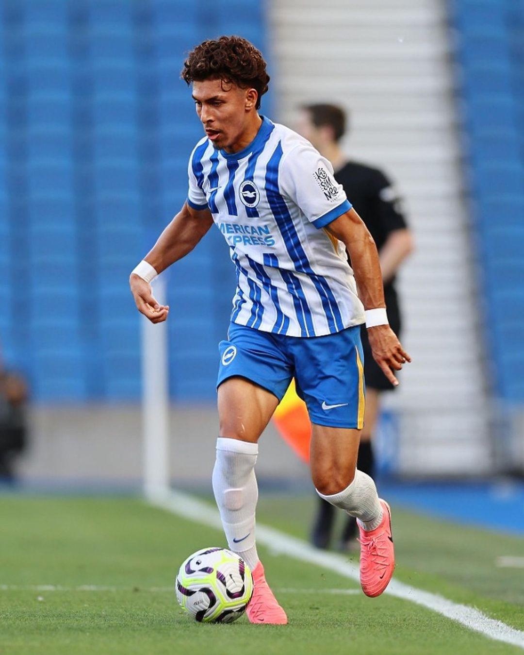 Jeremy Sarmiento se quedará en el Brighton en este 2024. (Redes sociales)