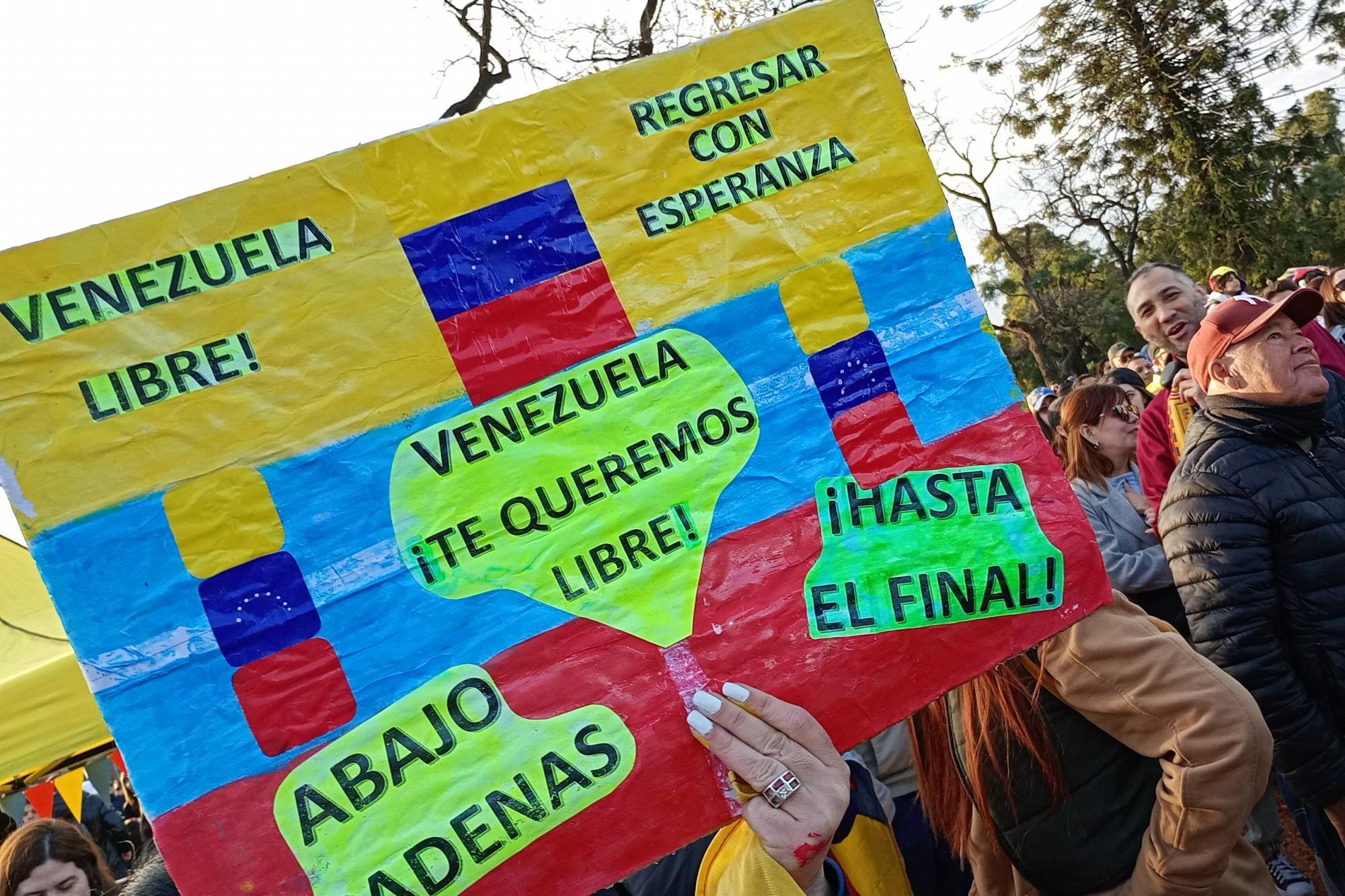 Una mujer sostiene un cartel en una concentración de ciudadanos venezolanos con motivo de las elecciones presidenciales en Venezuela, el 28 de julio de 2024, en Buenos Aires (Argentina). (EFE)