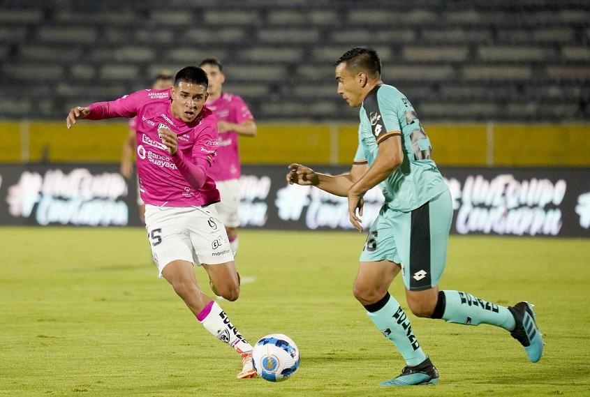 Jugadores de ambos clubes disputando el balón. (ARCHIVO)