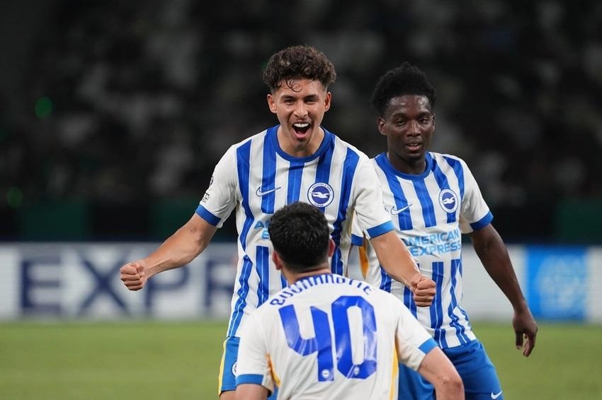 Jeremy Sarmiento ingresó en la segunda parte  contra el Everton. (ARCHIVO)