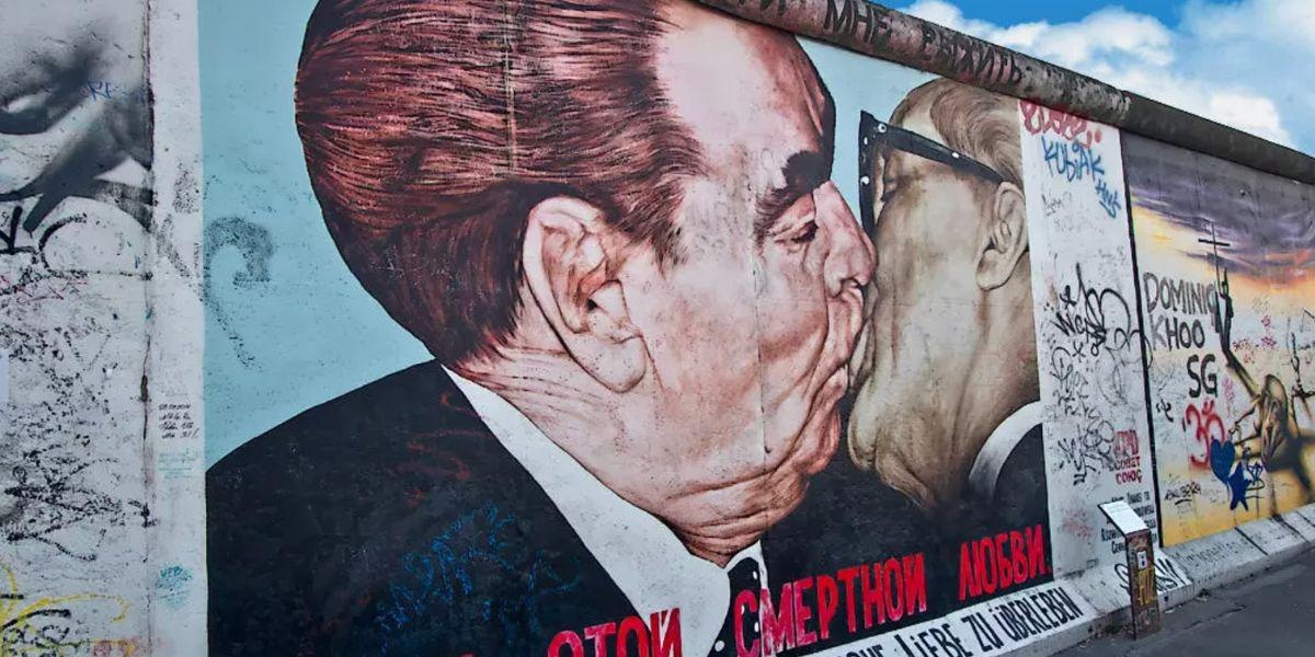 El mural muestra al exlíder soviético Leonid Brezhnev besando a su homólogo de Alemania Oriental, Erich Honecker (Mural de Dmitry Vrubel)