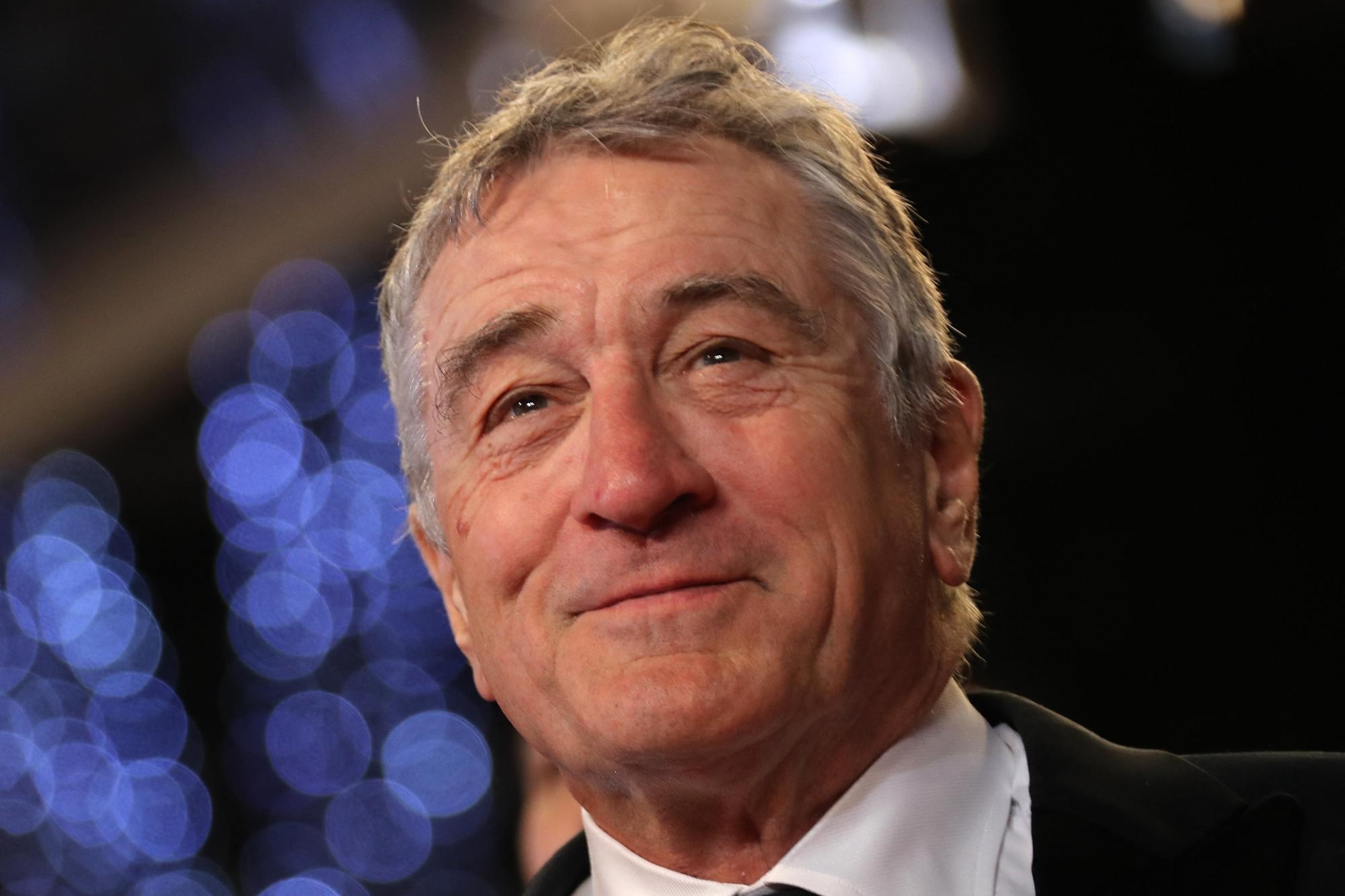 Archivo. El actor estadounidense Robert de Niro posa cuando llega el 16 de mayo de 2016 para la proyección de la película "Hands of Stone" en el 69º Festival de Cine de Cannes en Cannes, sur de Francia. (AFP PHOTO/The Grosby Group)