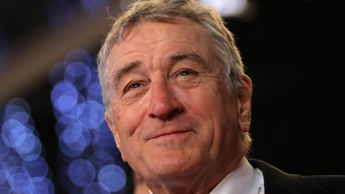 Archivo. El actor estadounidense Robert de Niro posa cuando llega el 16 de mayo de 2016 para la proyección de la película "Hands of Stone" en el 69º Festival de Cine de Cannes en Cannes, sur de Francia. (AFP PHOTO/The Grosby Group)