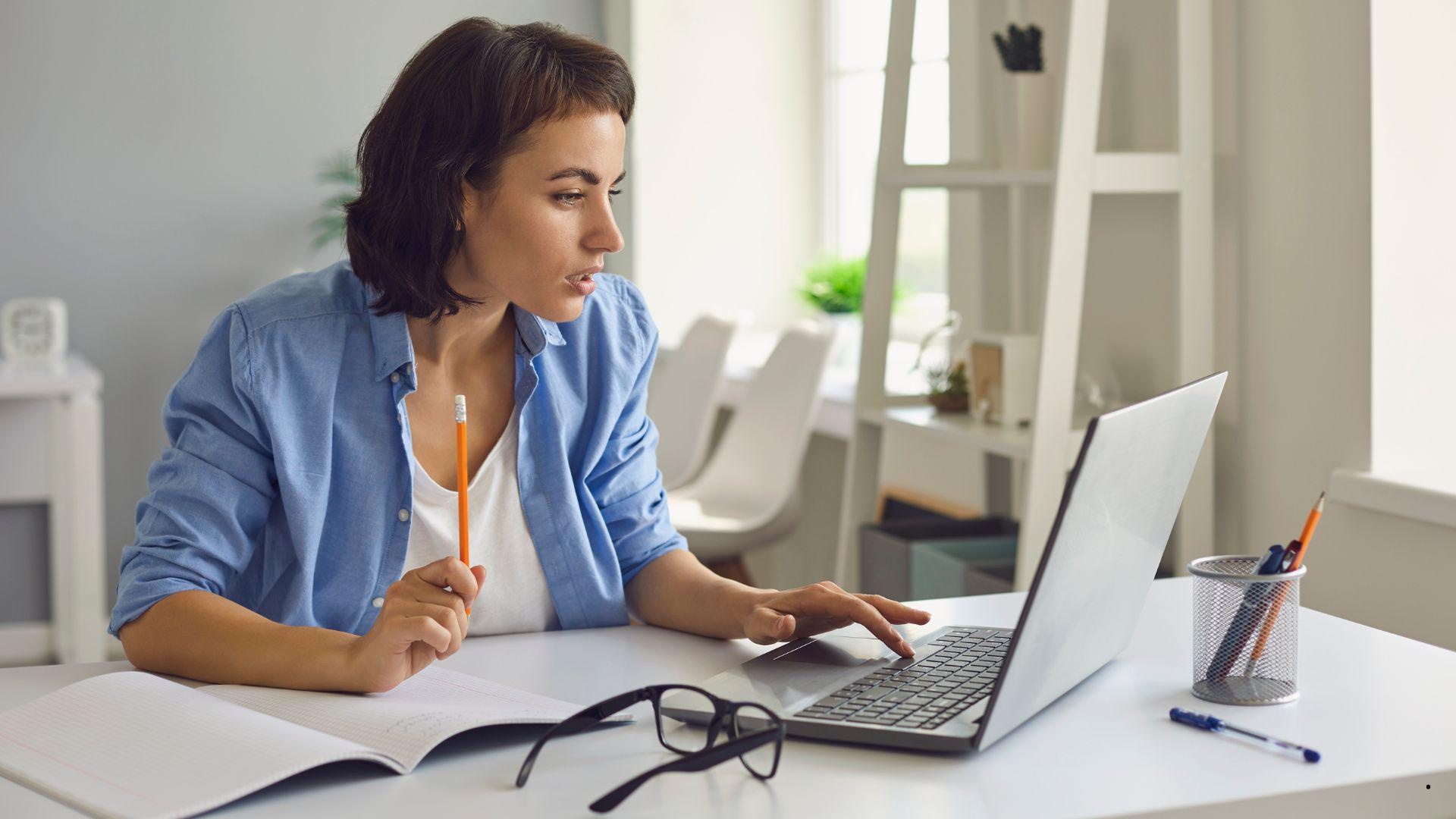 Imagen referencial de mujer trabajando remotamente. (Canva)