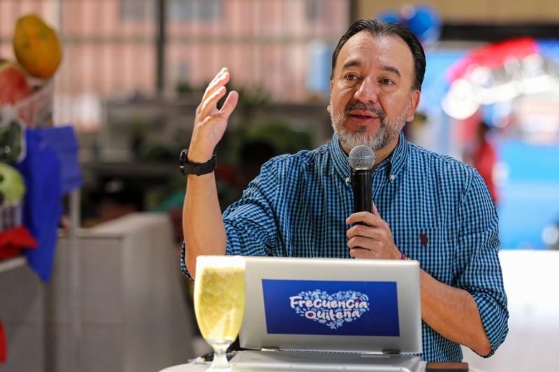 Pabel Muñoz, durante su programa Frecuencia Quiteña. (Municipio de Quito)