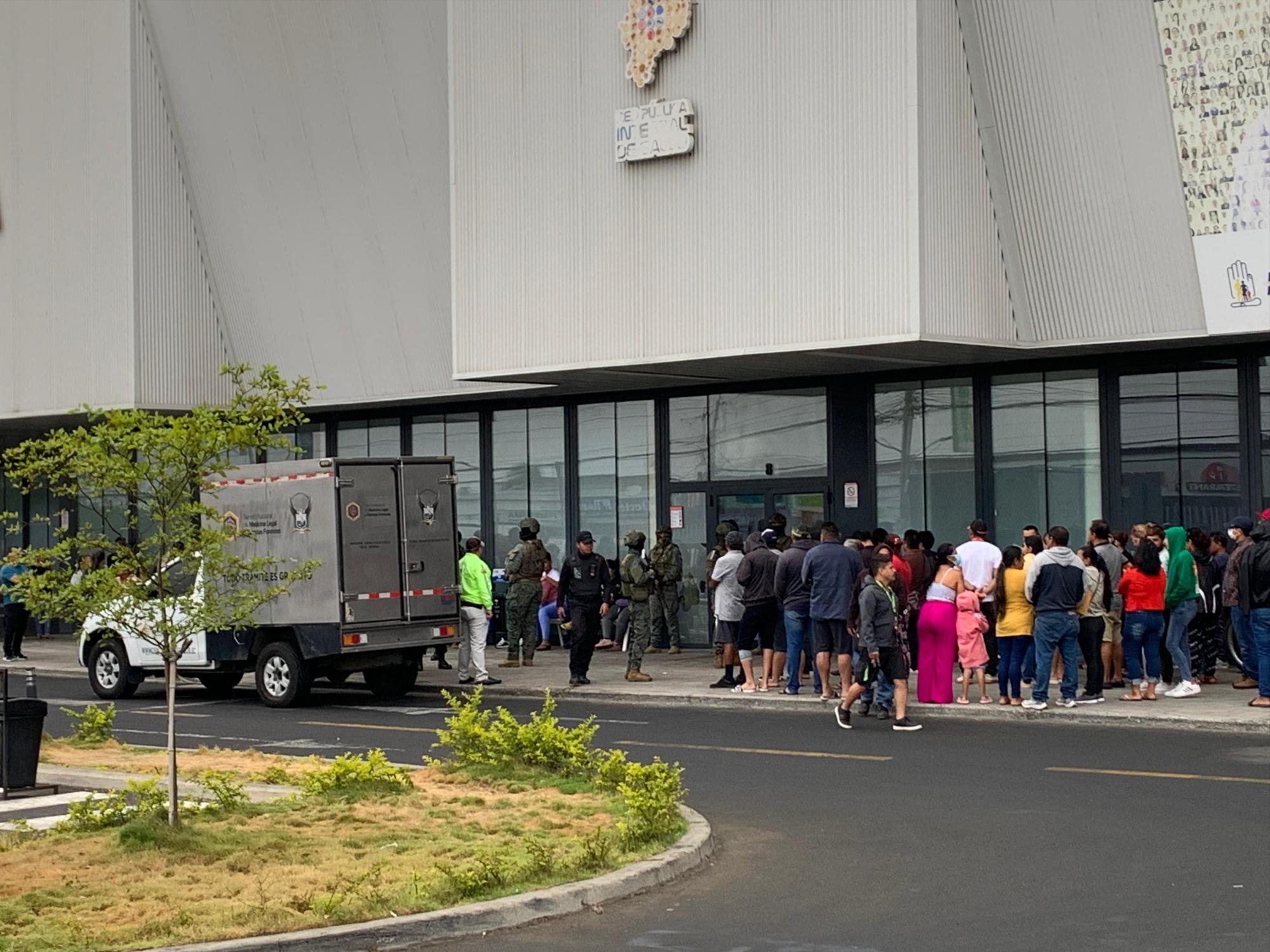 Imagen de los exteriores del Hospital General de Manta, después del asesinato de un hombre en el interior de la casa de salud este 21 de agosto. (Ecuavisa)