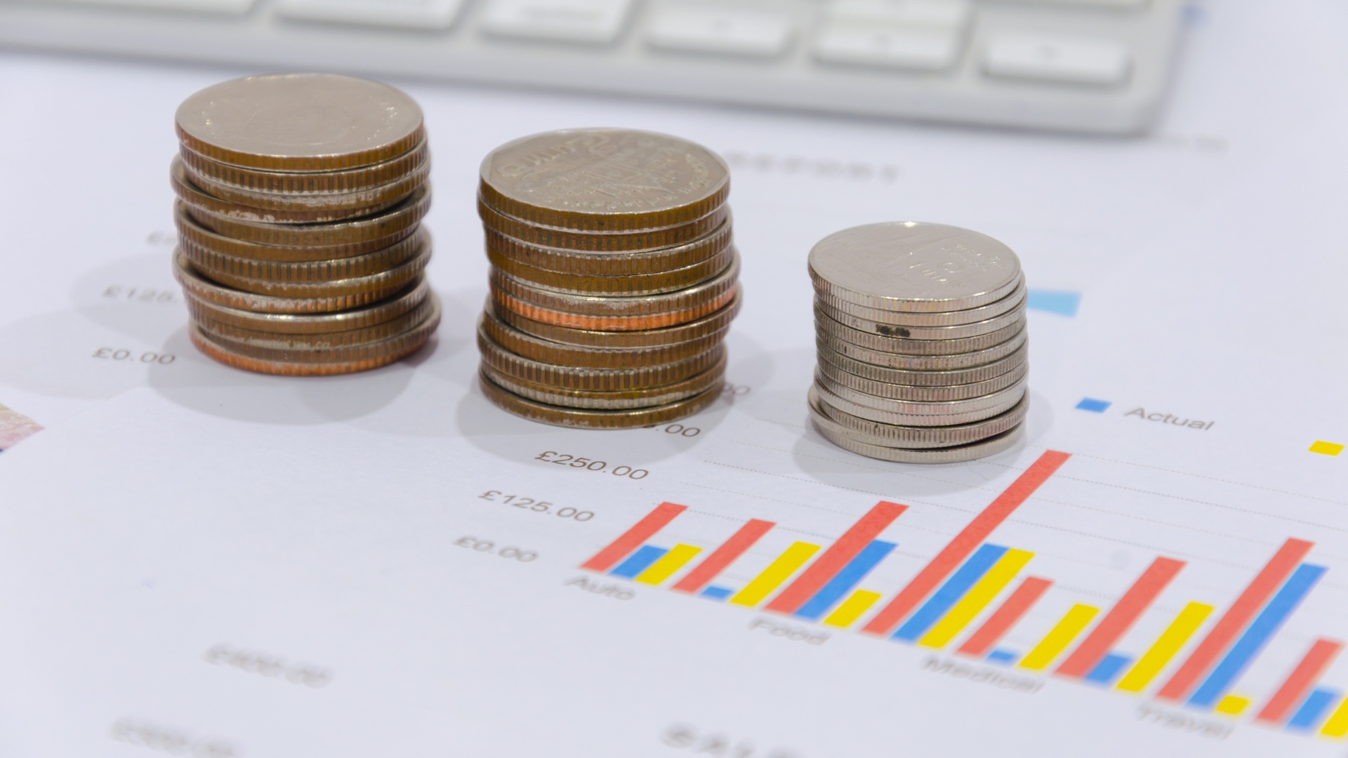 Foto referencial del cálculo de monedas (Canva)
