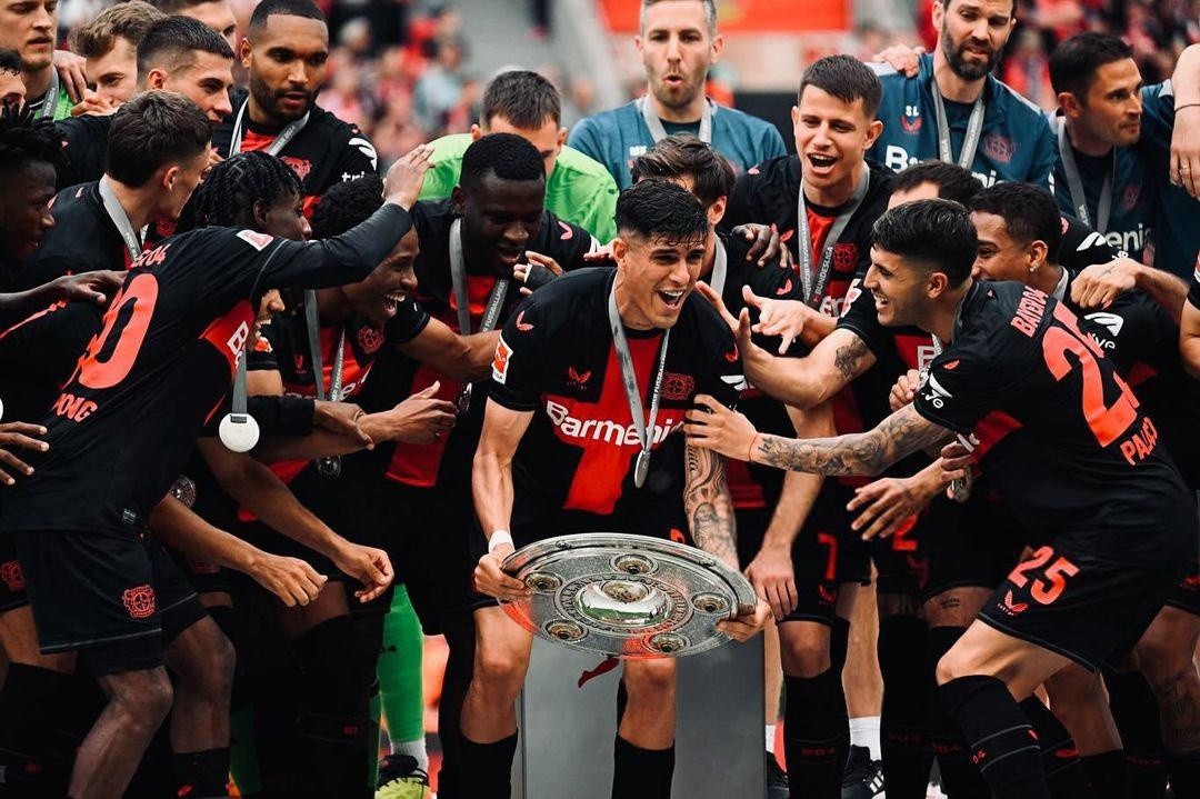 Piero Hincapié y el Bayer Leverkusen empiezan a buscar su segundo trofeo de la Bundesliga. (Redes sociales)