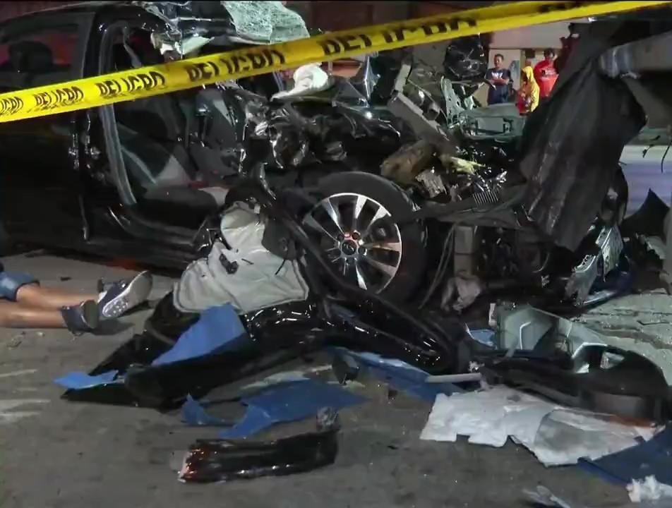 Imagen de un carro accidentado en el norte de Guayaquil. (Televistazo)