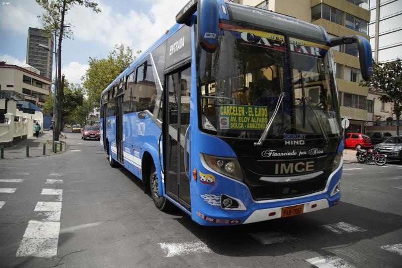 Quito, 05 de enero de 2021. Buses de Transporte Urbano en el sector de La Mariscal. APIFOTO/Juan Ruiz Condor (JUAN RUIZ CONDOR)
