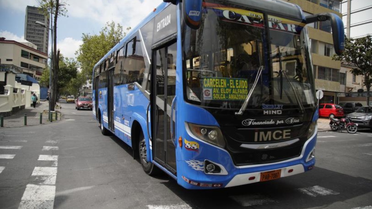 Quito, 05 de enero de 2021. Buses de Transporte Urbano en el sector de La Mariscal. APIFOTO/Juan Ruiz Condor (JUAN RUIZ CONDOR)