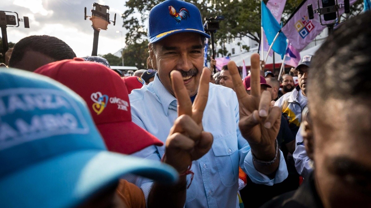 Presidente de Venezuela, Nicolás Maduro, saluda a simpatizantes en una manifestación a favor de su Gobierno, en Caracas (Venezuela). (EFE)