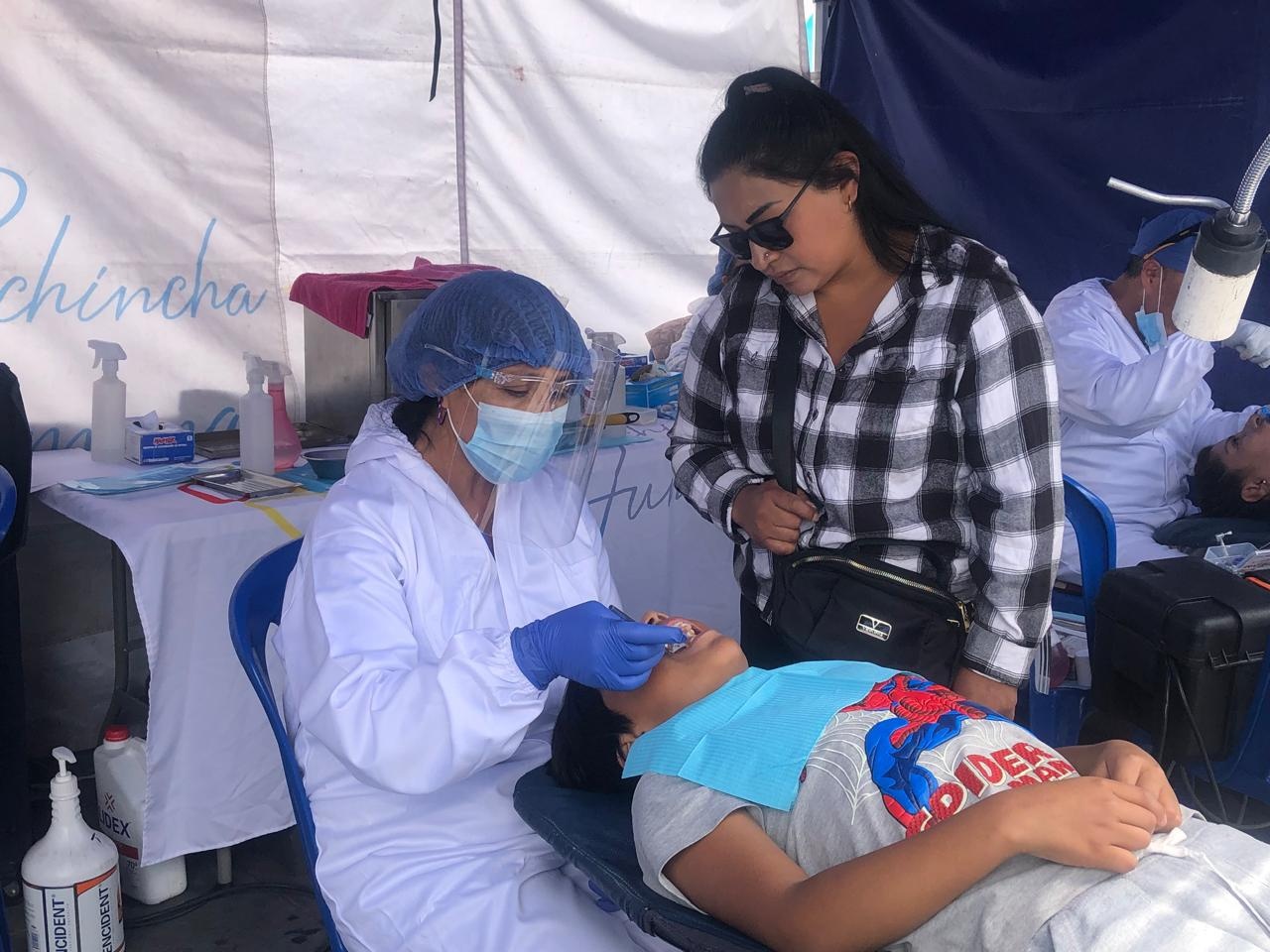 Uno de los niños que recibió atención dental, este viernes 23 de agosto de 2024. (Cortesía del Gobierno de Pichincha)