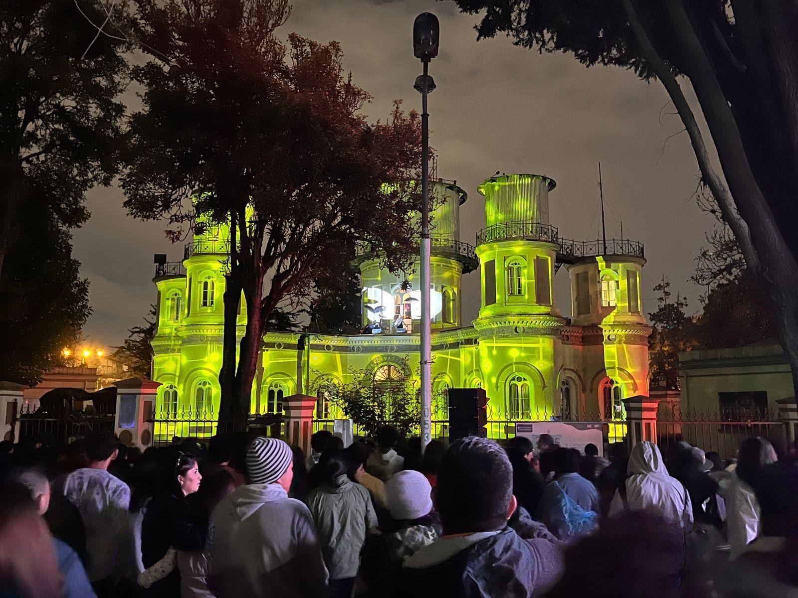 La noche del 23 de agosto, cientos de personas acudieron a las afueras de Observatorio Astronómico. (Cortesía de Paola Pazmiño)