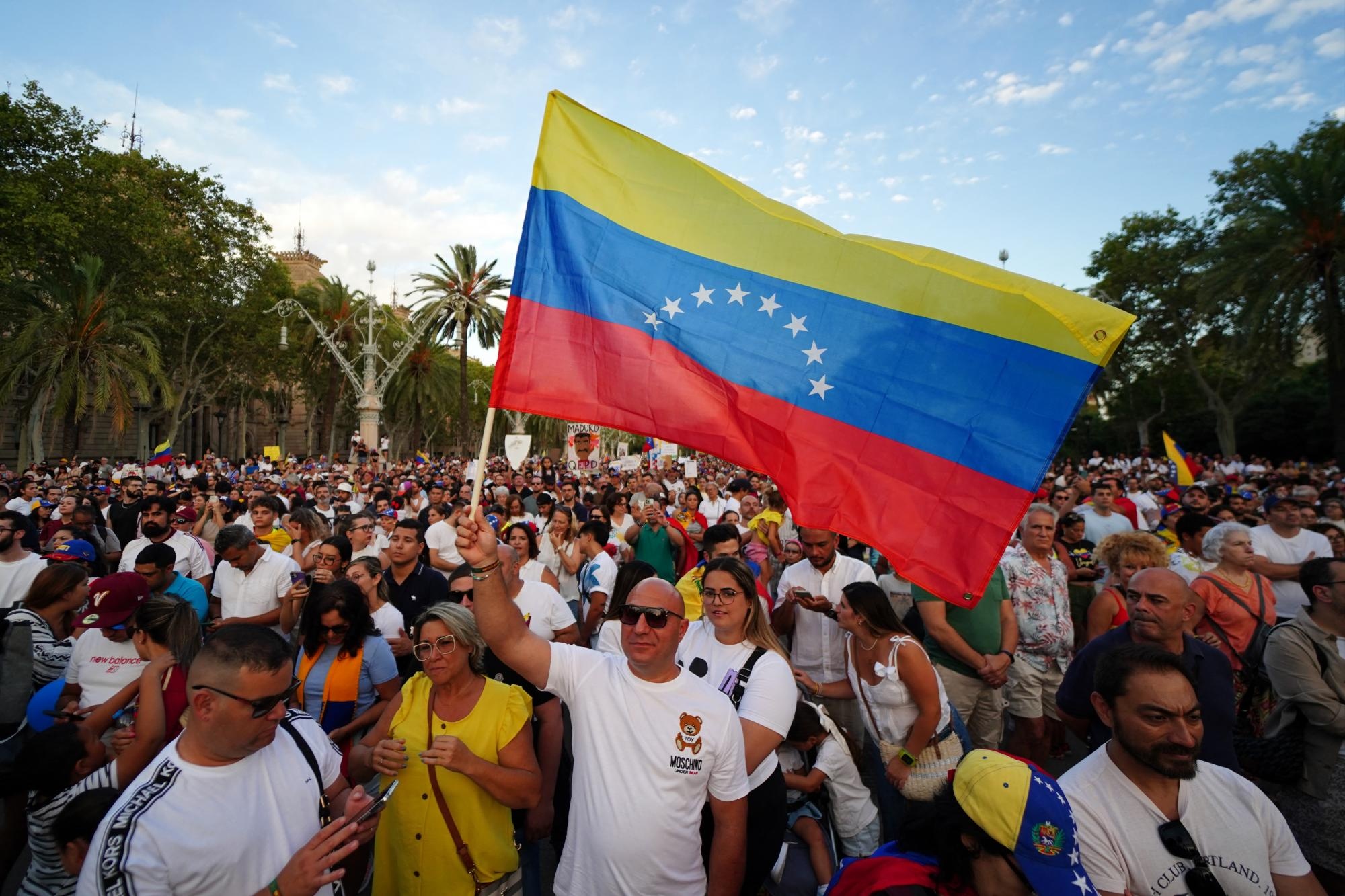Una mulititud protesta en Barcelona, España, por el amaño en las elecciones en Venezuela. (AFP)
