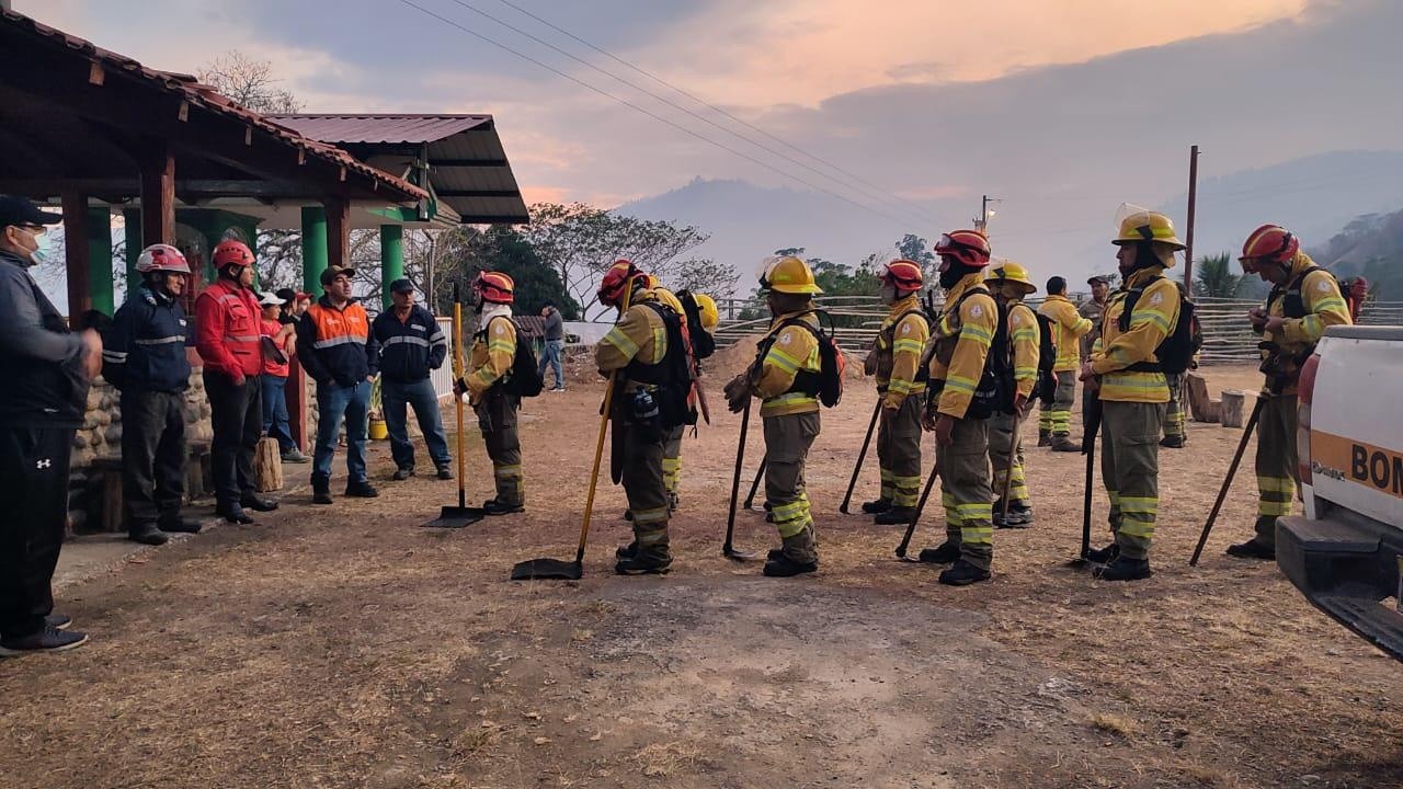 Los bomberos de Saraguro, Catamayo, Espíndola y Calvas se activaron para atender la emergencia. (Cortesía de Gestión de Riesgos)
