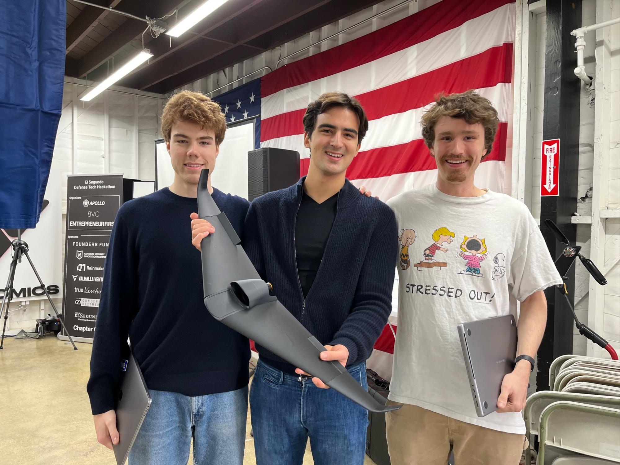 Grupo de jóvenes que crearon el dron en 24 horas (Cuenta oficial de X (Twitter) @ilaffey2)