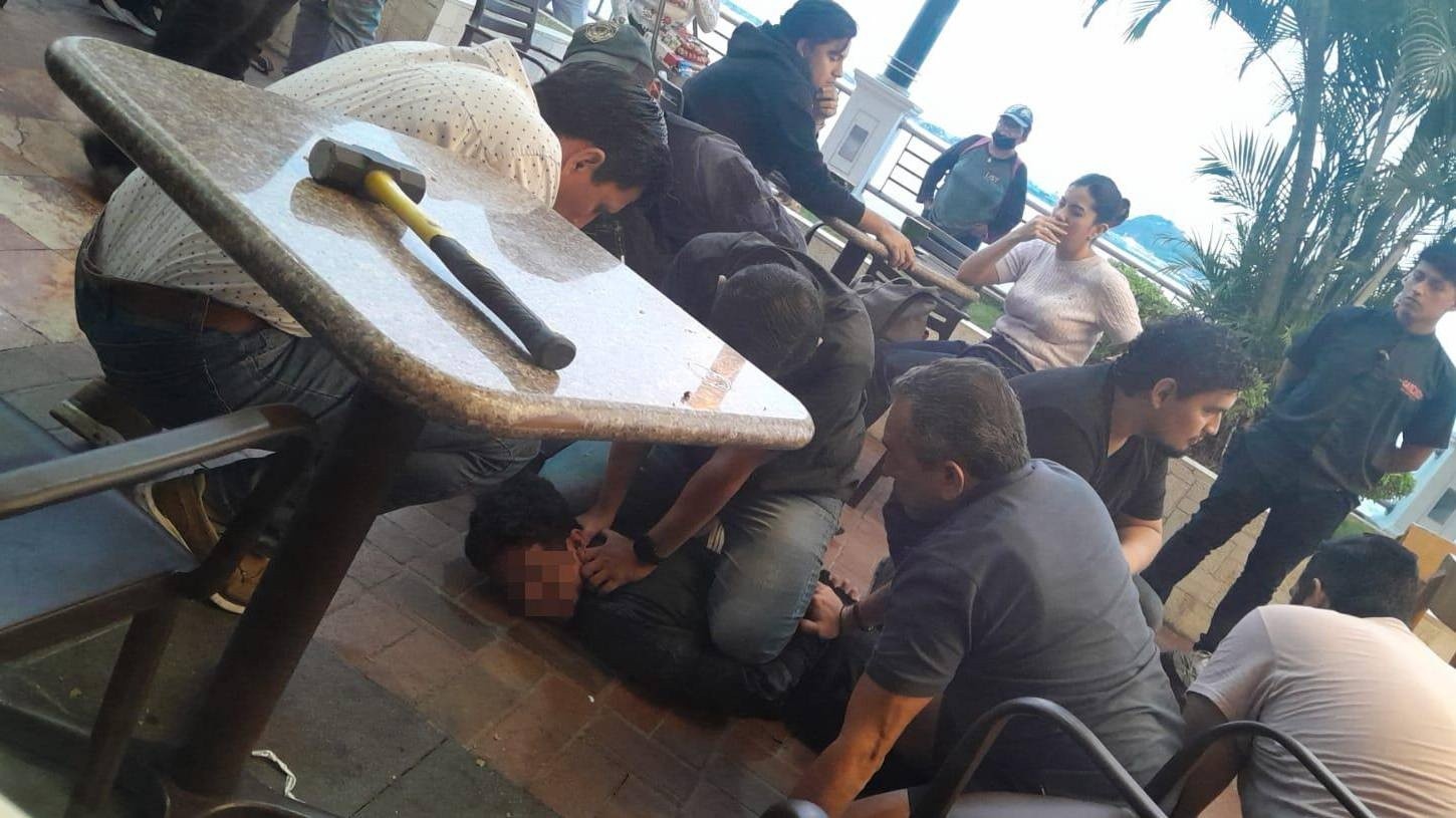 Según testigos, el individuo esperó a que la mujer aparezca y la golpeó varias veces. (Tomado de la cuenta @bessygranjaOK)