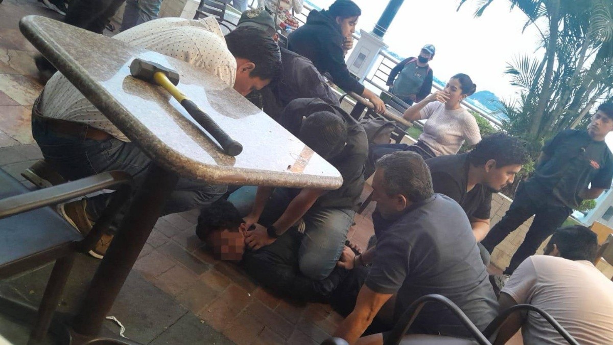 Según testigos, el individuo esperó a que la mujer aparezca y la golpeó varias veces. (Tomado de la cuenta @bessygranjaOK)