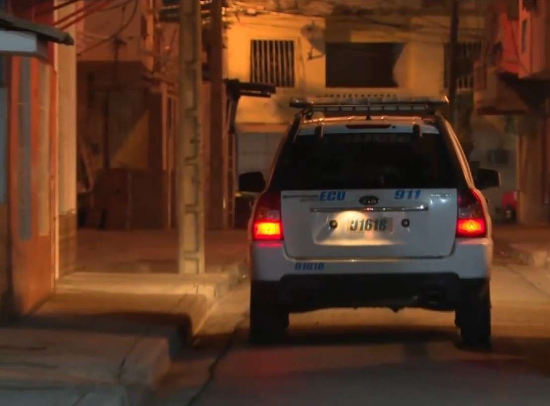 Imagen de uniformados de la Policía Nacional recorriendo las calles de La Floresta 1, sur de Guayaquil. (Televistazo)