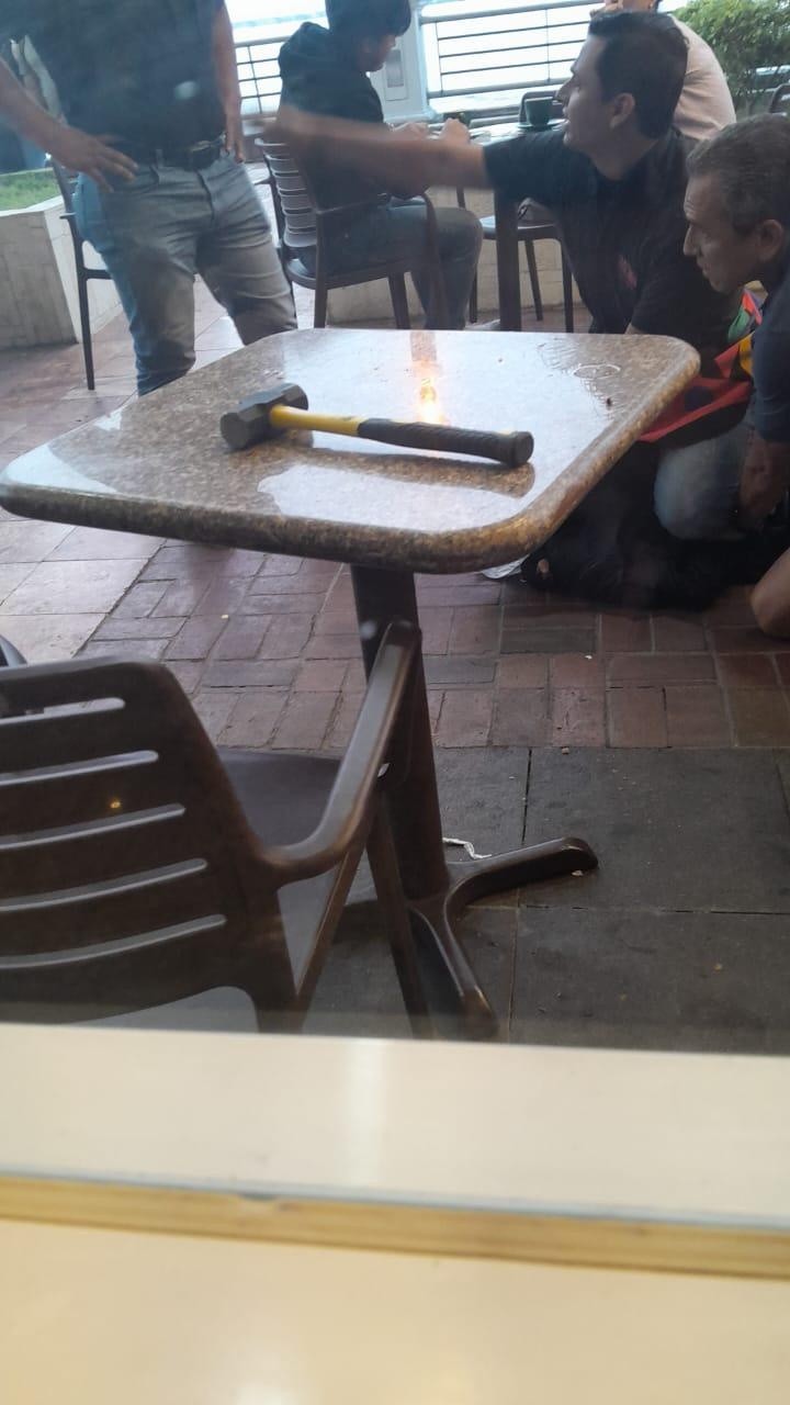 La tarde de este martes, tras tratar de matar a la mujer, un grupo de ciudadanos logró detener al agresor. (Cortesía Bessy Granja)