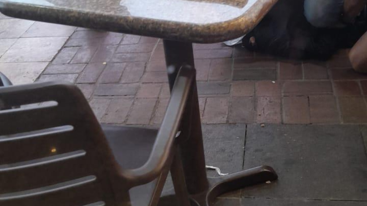 La tarde de este martes, tras tratar de matar a la mujer, un grupo de ciudadanos logró detener al agresor. (Cortesía Bessy Granja)