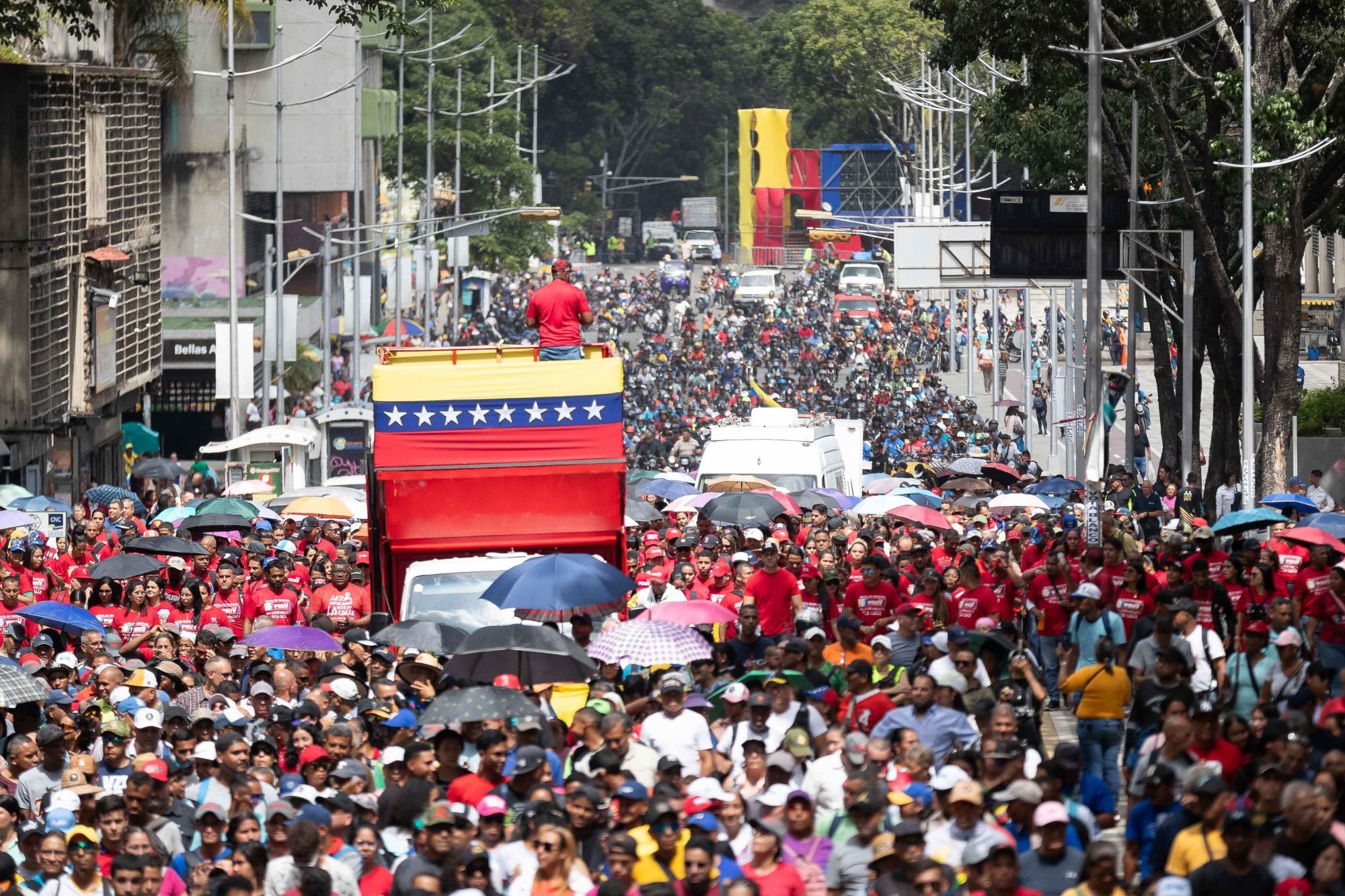 Fotografía del 22 de agosto de 2024 de simpatizantes del Gobierno del presidente de Venezuela, Nicolás Maduro, que participan en una marcha de apoyo en Caracas (Venezuela). (EFE)