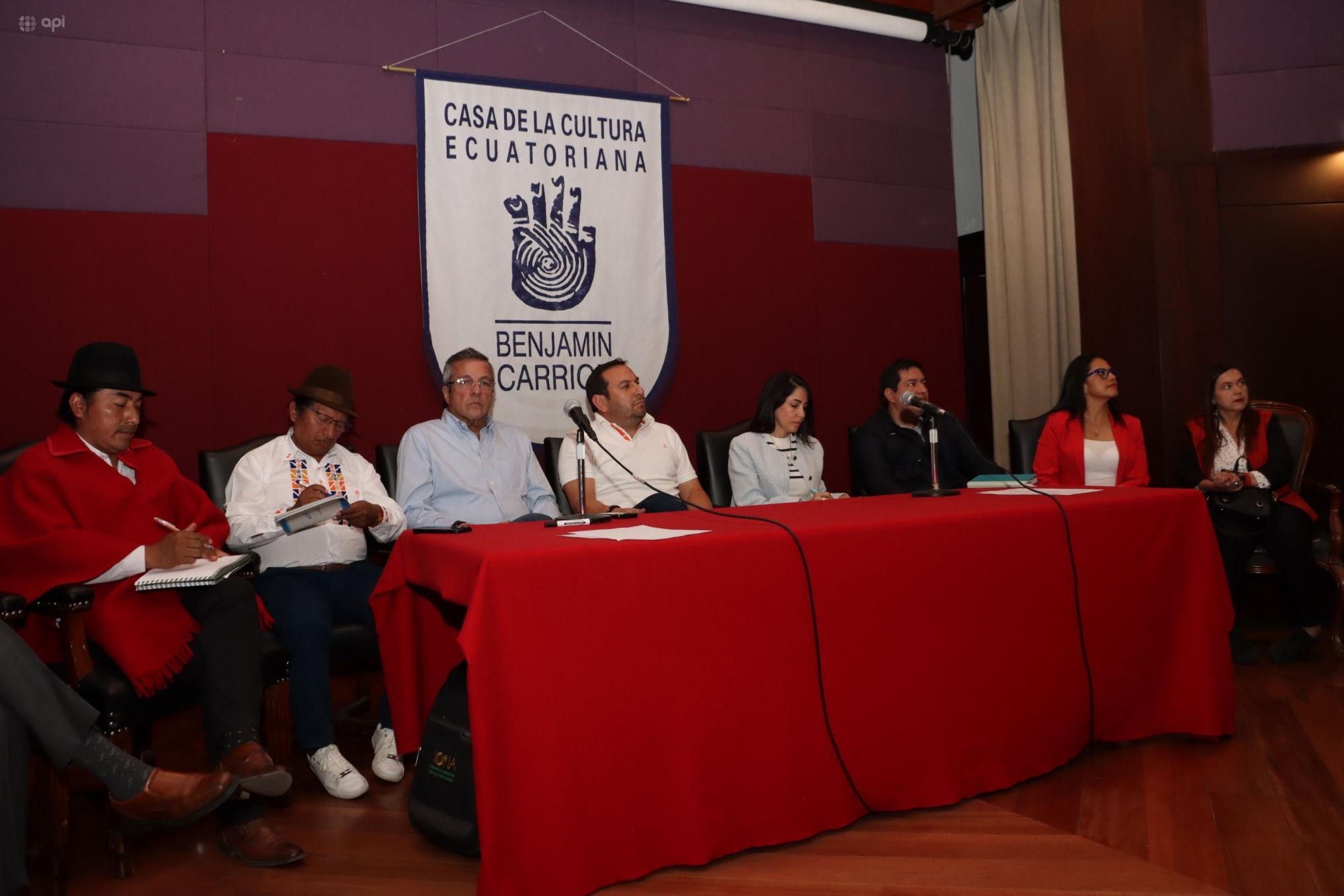 Representantes de organizaciones políticas de izquierda, reunidos en la Casa de la Cultura. (API)