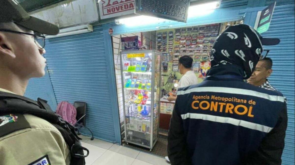 Un operativo de control de la Policía y la AMC en el Centro Comercial Montúfar. (QuitoInforma)