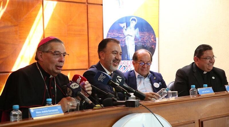 Las autoridades religiosas con el alcalde de Quito, Pabel Muñoz López. (Cortesía de Quito Informa)