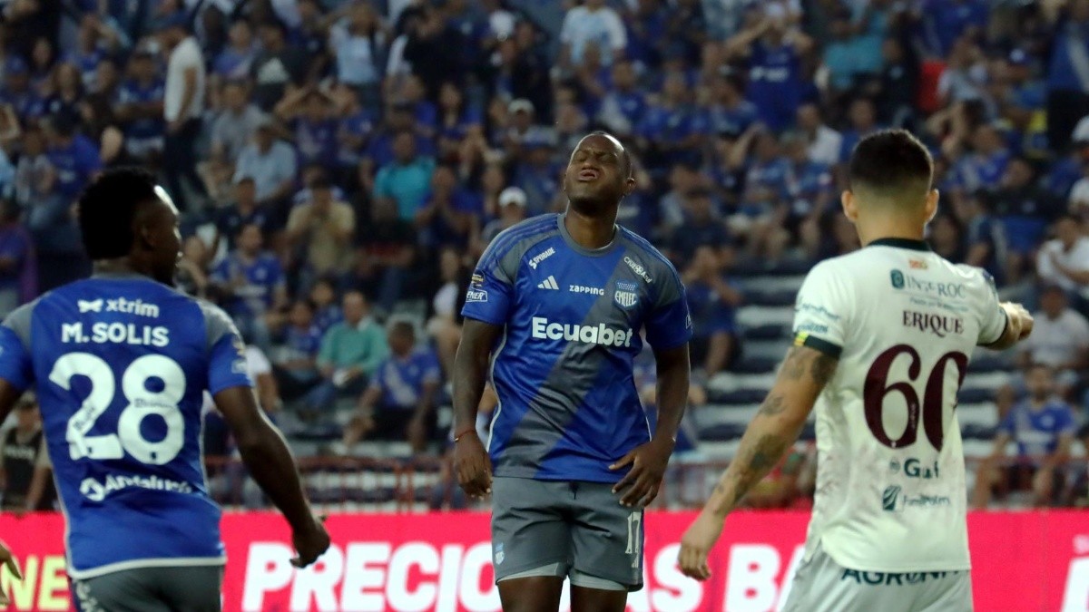 Jaime Ayoví se lamenta por fallar un gol con Emelec. (API)