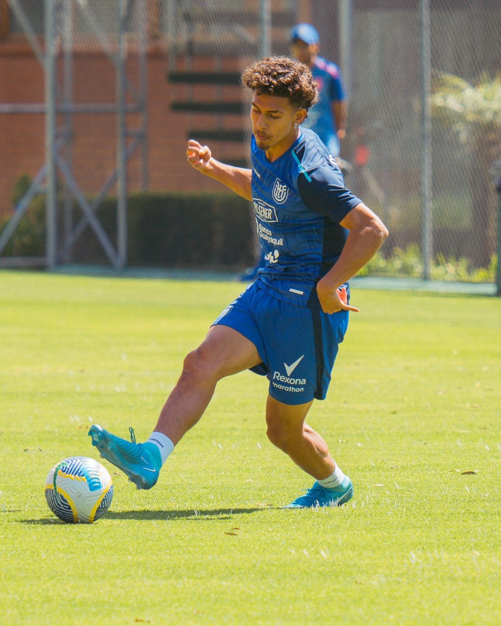 Jeremy Sarmiento realizando labores de preparación con la selección de Ecuador. (La Tri)