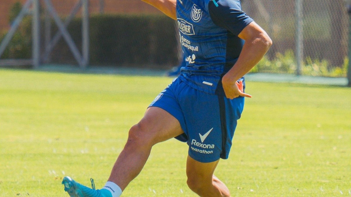 Jeremy Sarmiento realizando labores de preparación con la selección de Ecuador. (La Tri)