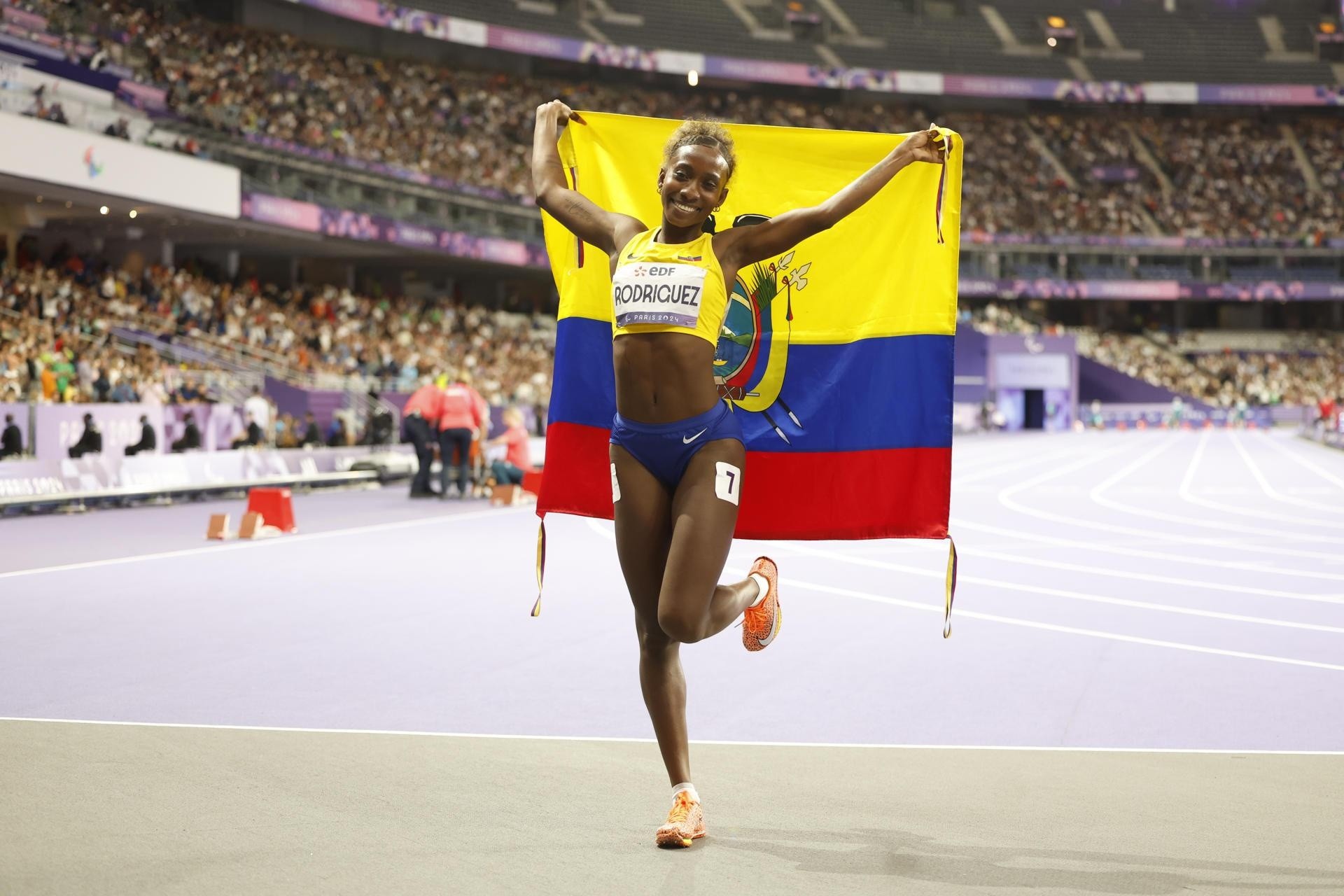 La ecuatoriana Kiara Rodríguez celebra su victoria en la final de los 100 m lisos T47 de los Juegos Paralímpicos de París 2024 (EFE)