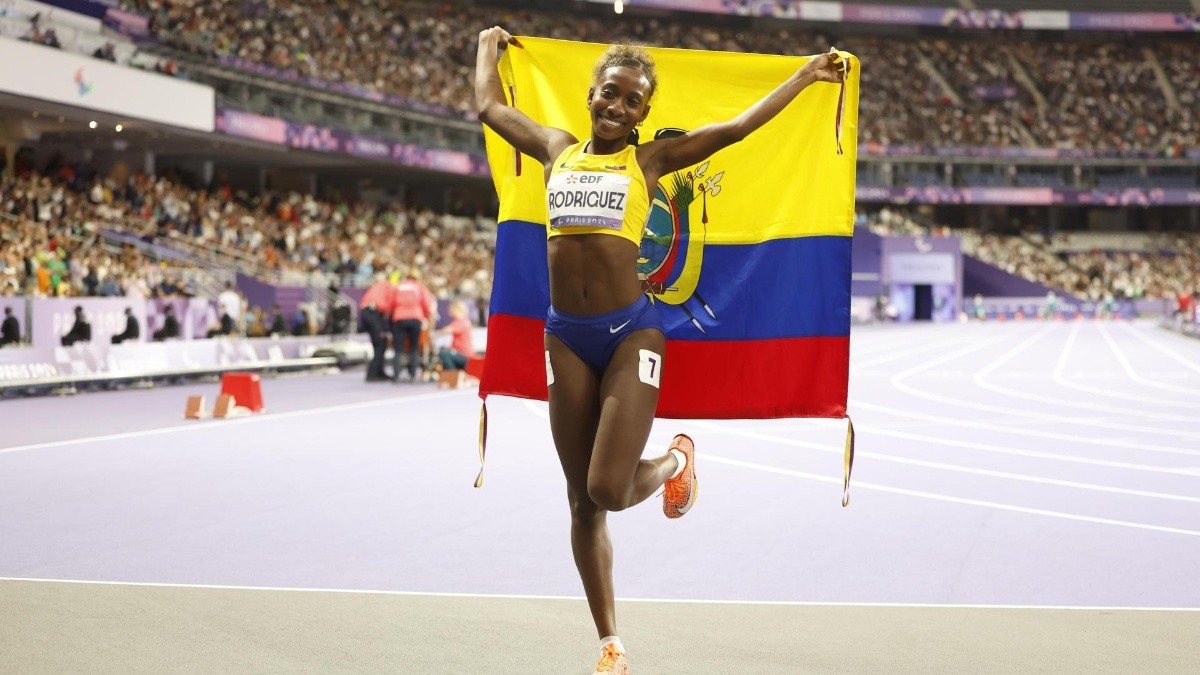 La ecuatoriana Kiara Rodríguez celebra su victoria en la final de los 100 m lisos T47 de los Juegos Paralímpicos de París 2024 (EFE)