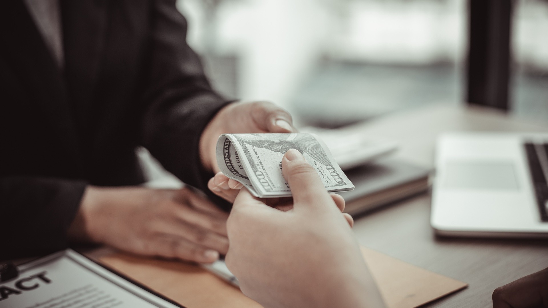 Imagen referencial de pago en efectivo. (Canva)