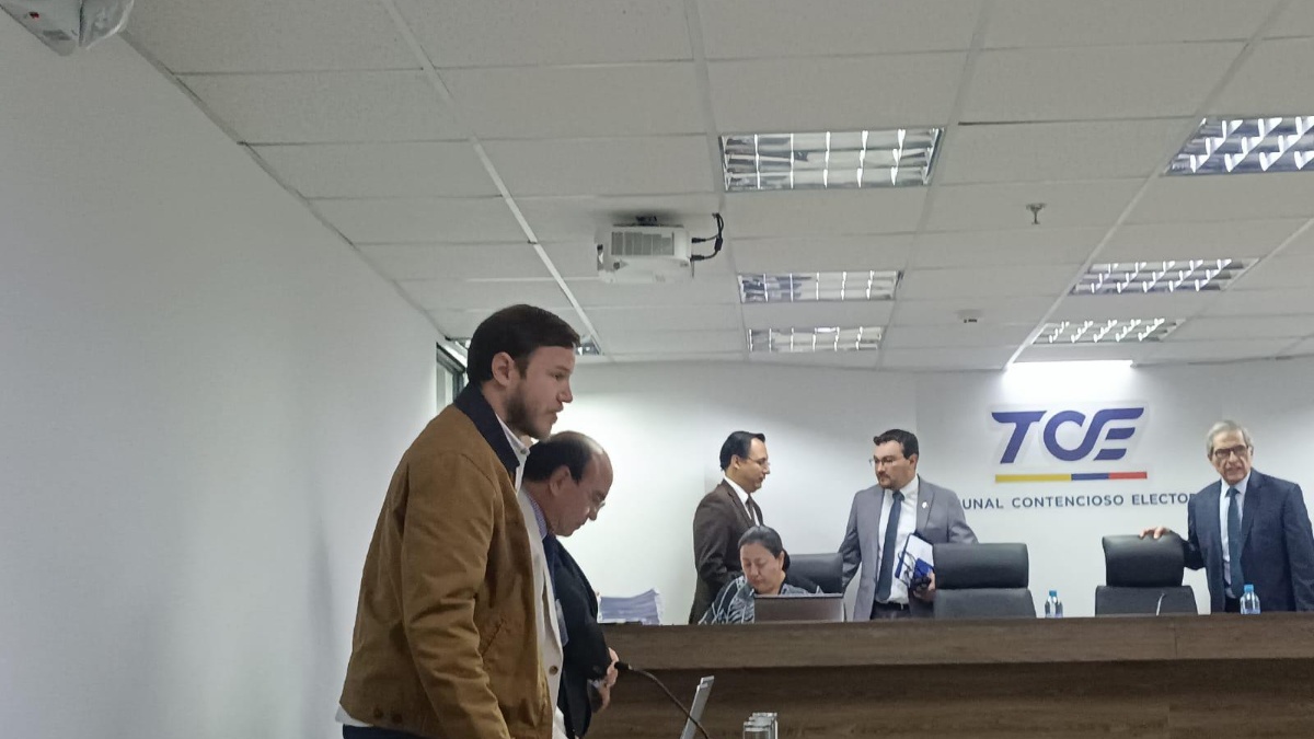 En la imagen, el consejero Augusto Verduga en la audiencia de alegatos en el TCE. (Juan Pinchao/Ecuavisa)