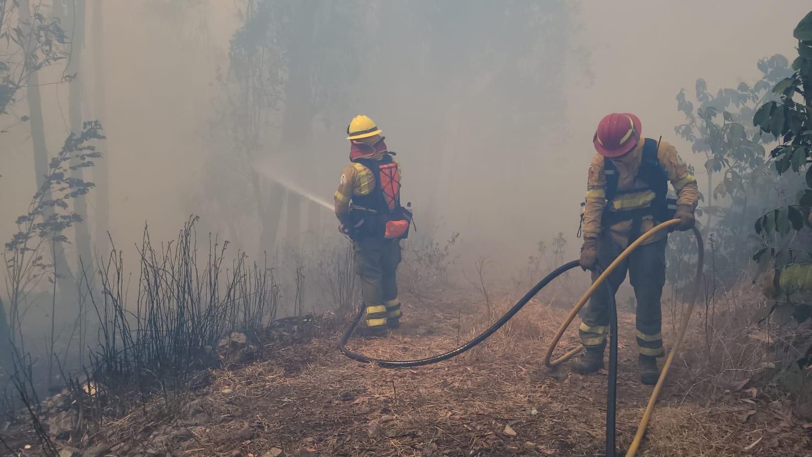 Personal del CBQ atendiendo el incendio en Nayón. (Cortesía del CBQ)