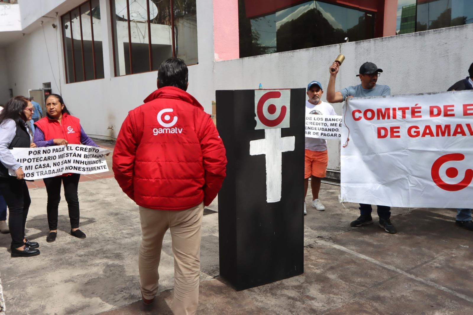 Imagen de trabajadores de Gamavisión el 29 de agosto del 2024 protestando por tener 19 meses de sueldos impagos. (API)