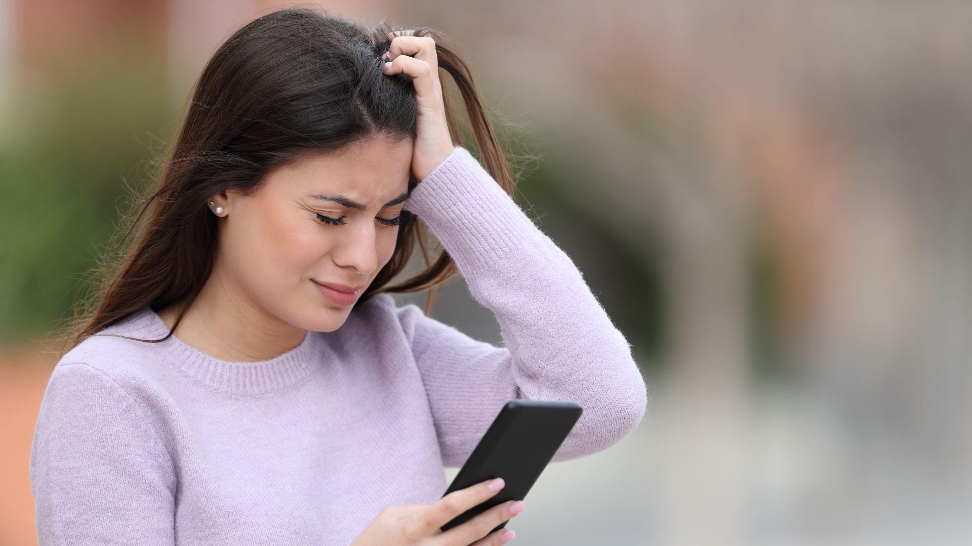 Imagen referencial de mujer triste al enterarse que le hicieron cloaking. (Internet)