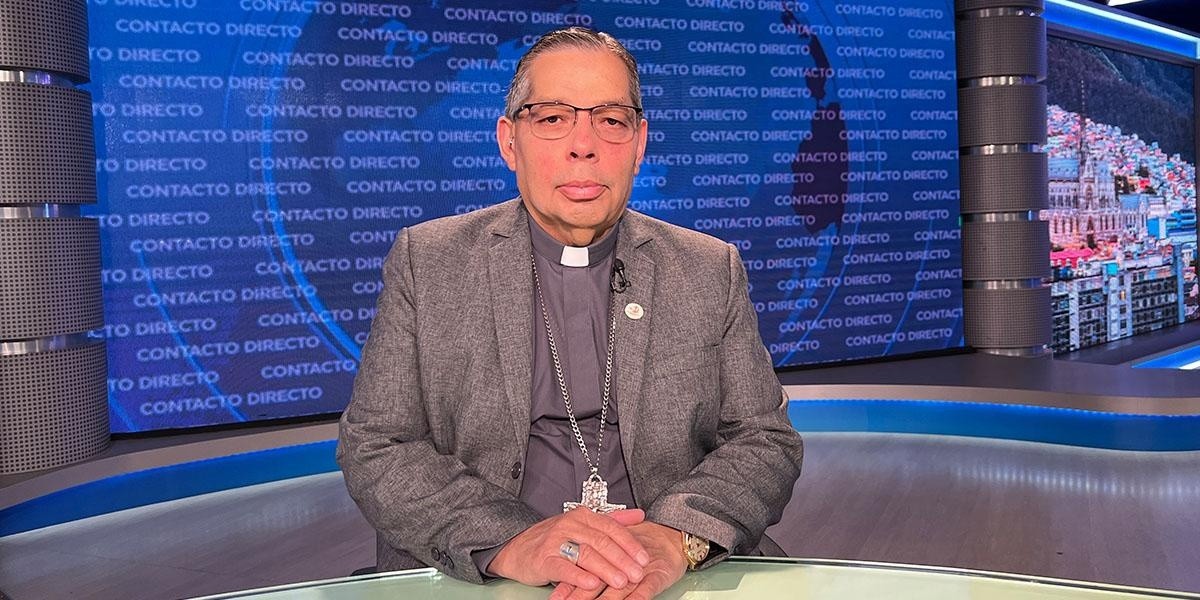 Alfredo José Espinoza Mateus, de 66 años, arzobispo de Quito, en el set de Ecuavisa. (Liz Rivera Abad / Ecuavisa)