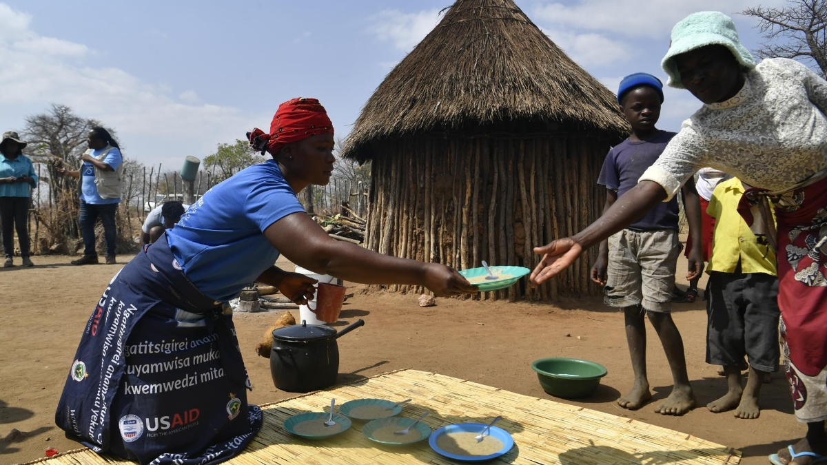 Imagen de archivo de una mujer que sirve un plato típico llamado 'maworese' en el distrito de Mudzi en Zimbabue. (EFE)