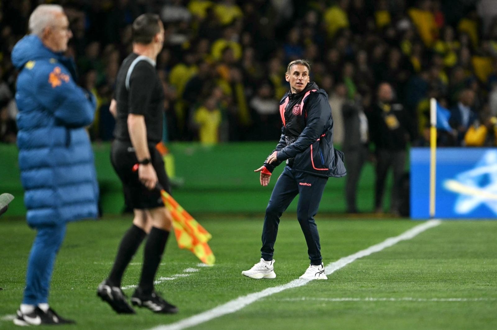 Sebastián Beccacece dirigiendo en el partido contra Brasil. (AFP)