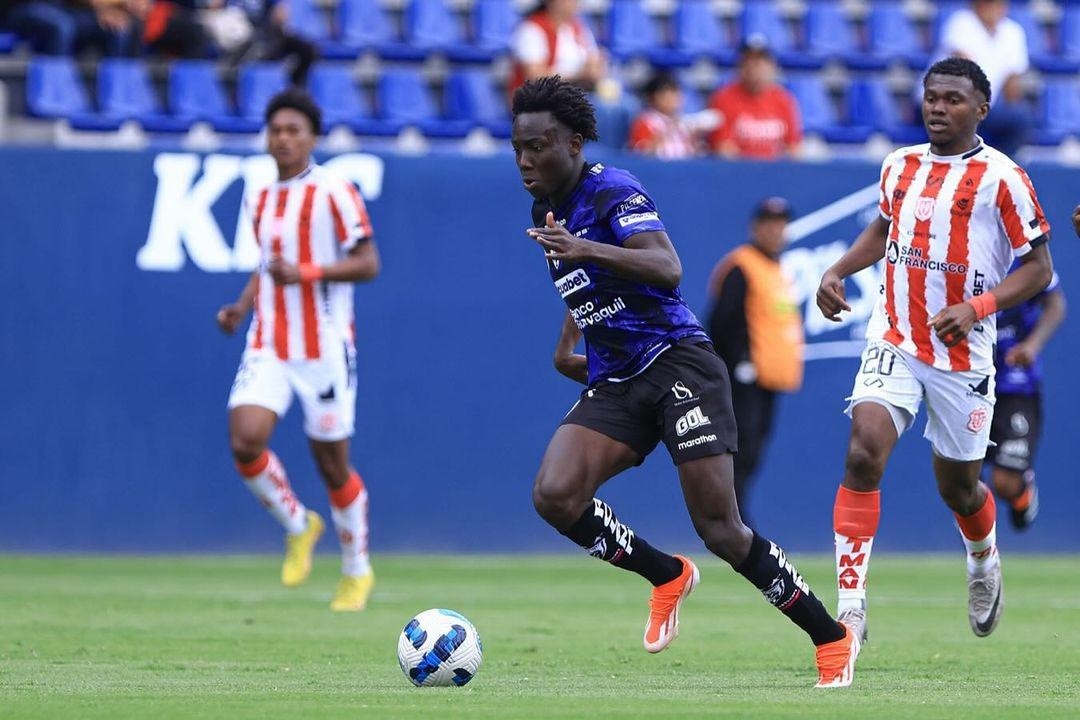 Yaimar Medina debutó con la selección mayor de Ecuador ante Brasil. (Redes sociales)