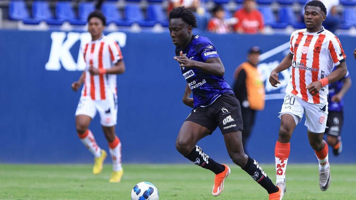 Yaimar Medina debutó con la selección mayor de Ecuador ante Brasil. (Redes sociales)