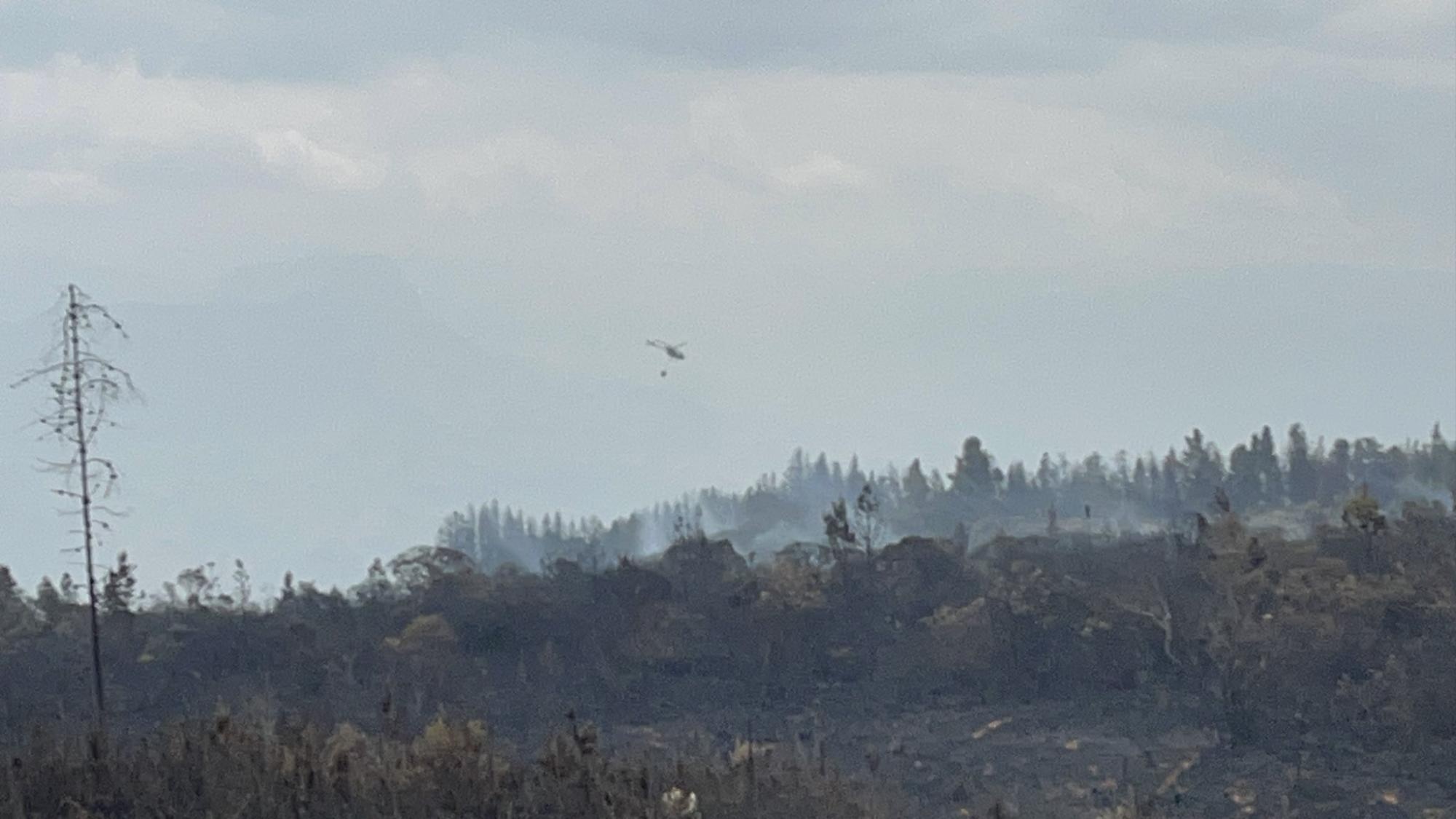 Las Fuerzas Armadas colaboraron con helicópteros para apagar el fuego con el sistema Bambi Bucket. (Cortesía de Gestión de Riesgos)