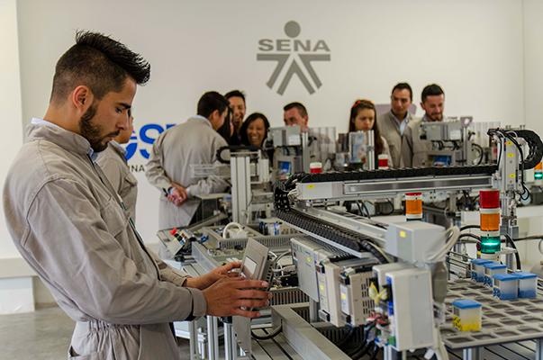 Imagen referencial de estudiantes en el SENA (Internet)