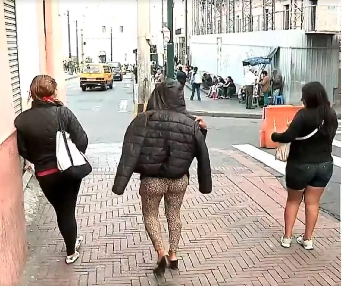 Un grupo de trabajadoras sexuales en las calles Venezuela y Rocafuerte del Centro Histórico de Quito. (Captura de pantalla / Ecuavisa)